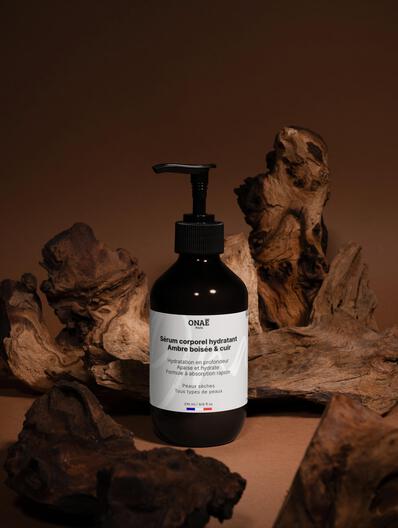 Sérum pour le corps hydratant parfum Ambre boisée et cuir Onaé tous types de peaux - ambiance naturelle