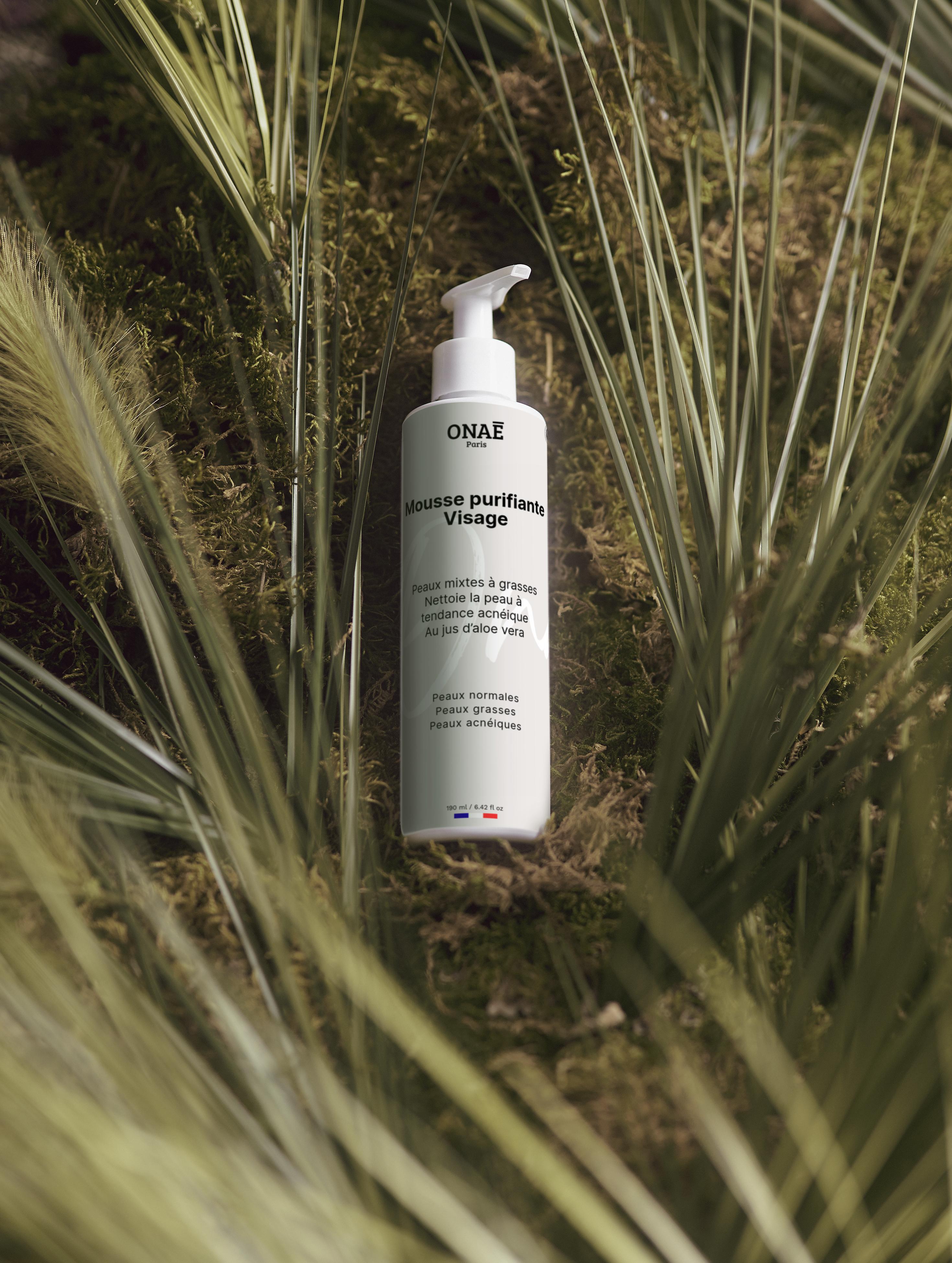Mousse nettoyante et purifiante pour le visage spéciale acné Onaé paris tous types de peaux - ambiance naturelle