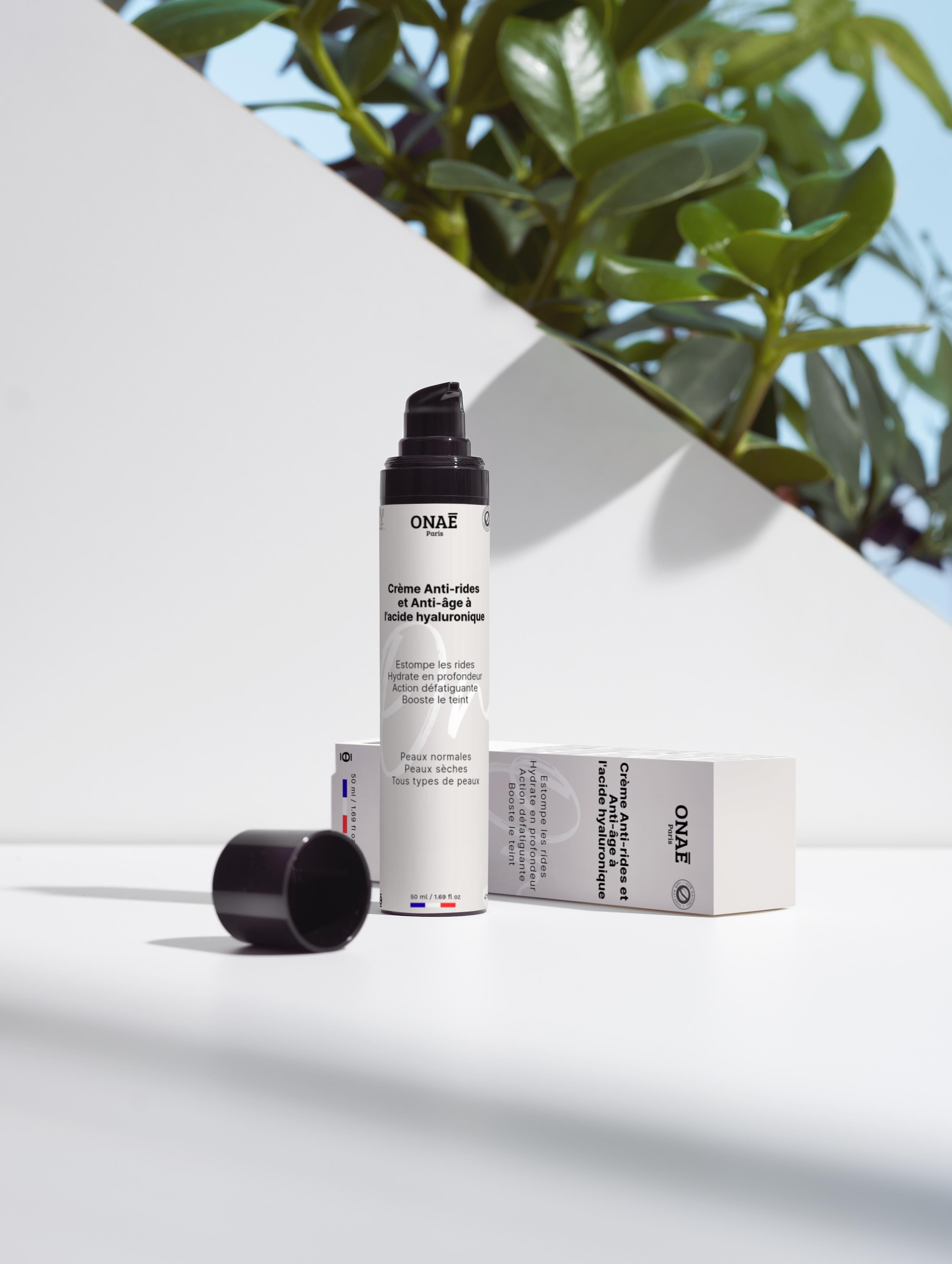 Crème pour le visage anti-rides et anti-âge à l'acide hyaluronique Onaé paris tous types de peaux - ambiance lifestyle