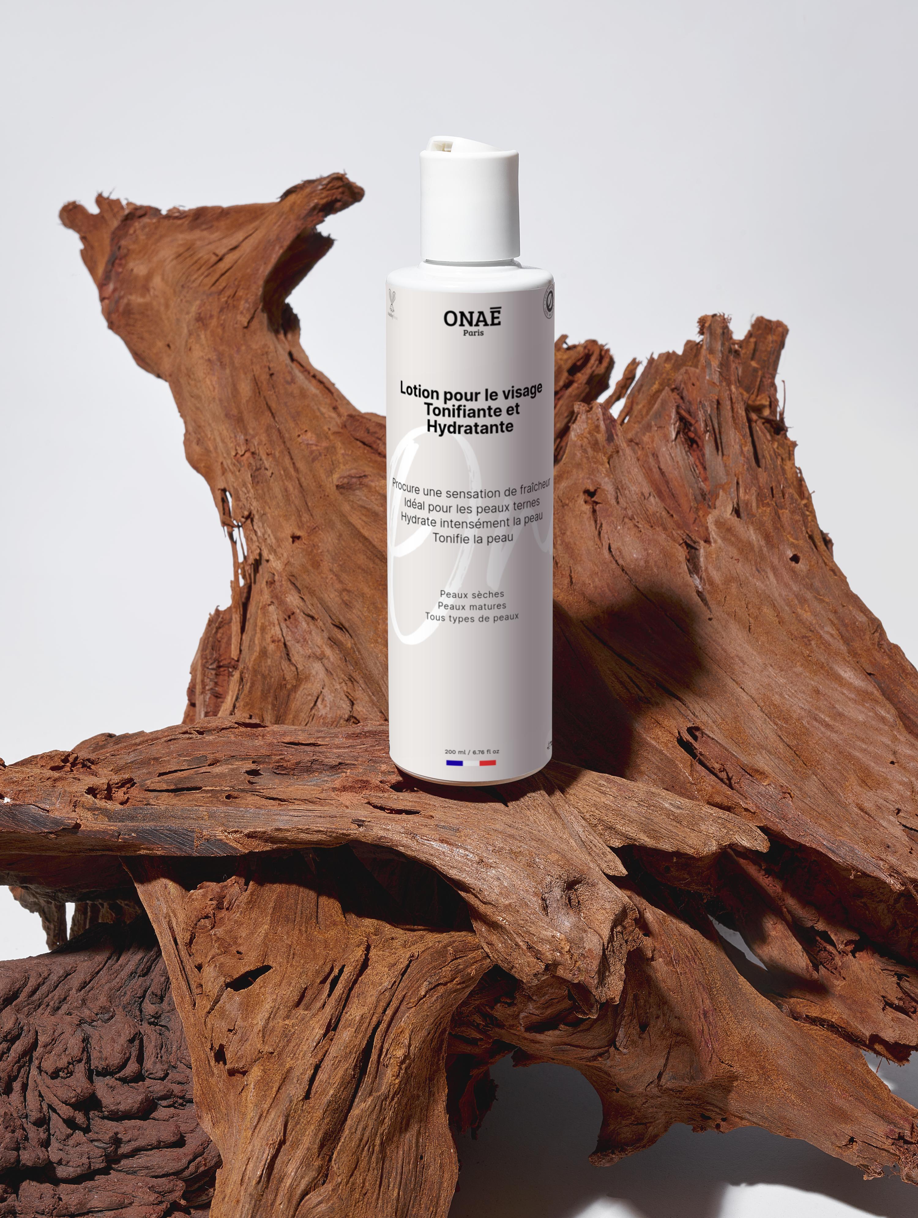 Lotion pour le visage hydratante et tonifiante Onaé paris tous types de peaux - ambiance bois