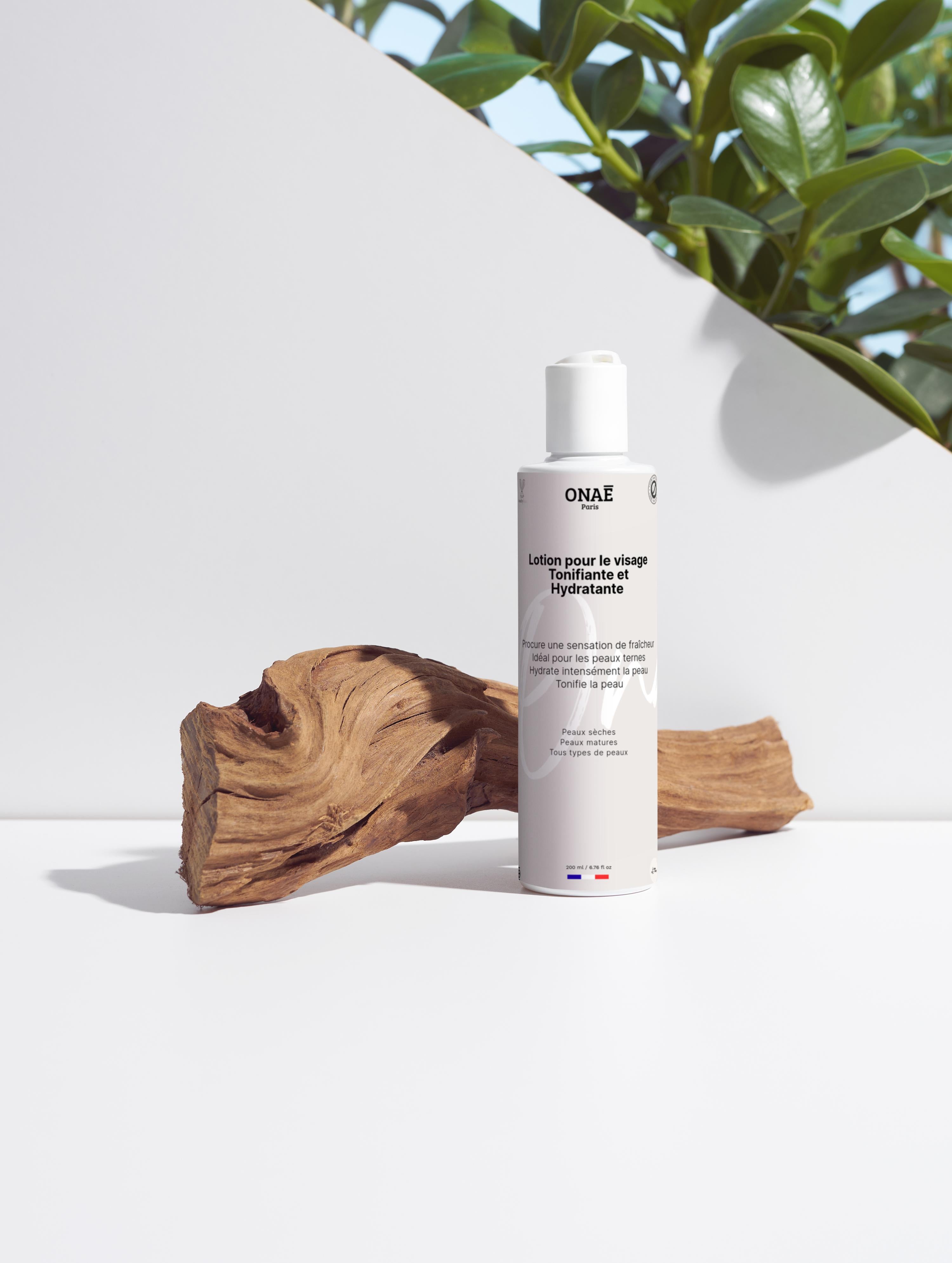 Lotion pour le visage hydratante et tonifiante Onaé paris tous types de peaux - ambiance lifestyle