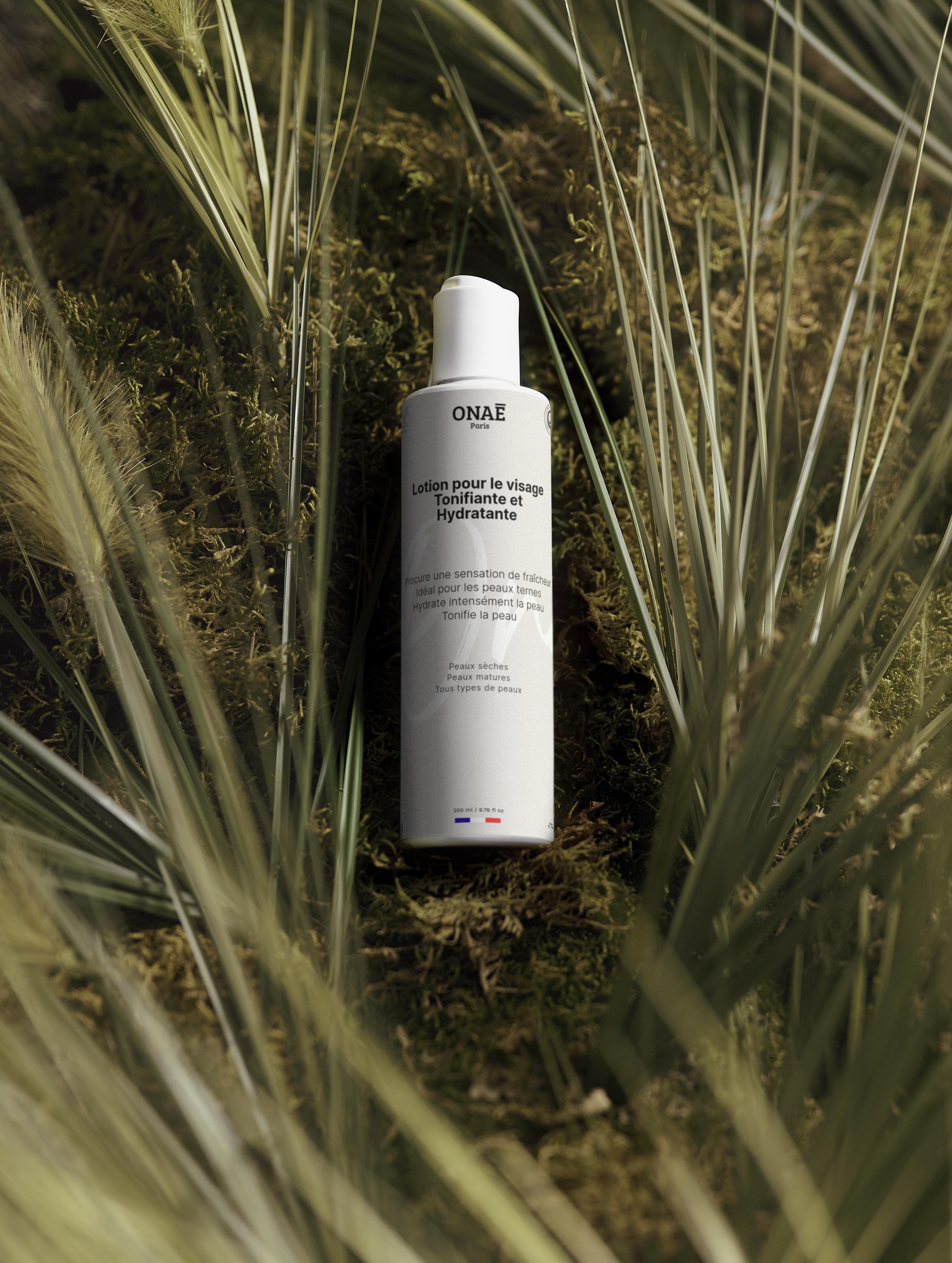 Lotion pour le visage hydratante et tonifiante Onaé paris tous types de peaux - ambiance naturelle