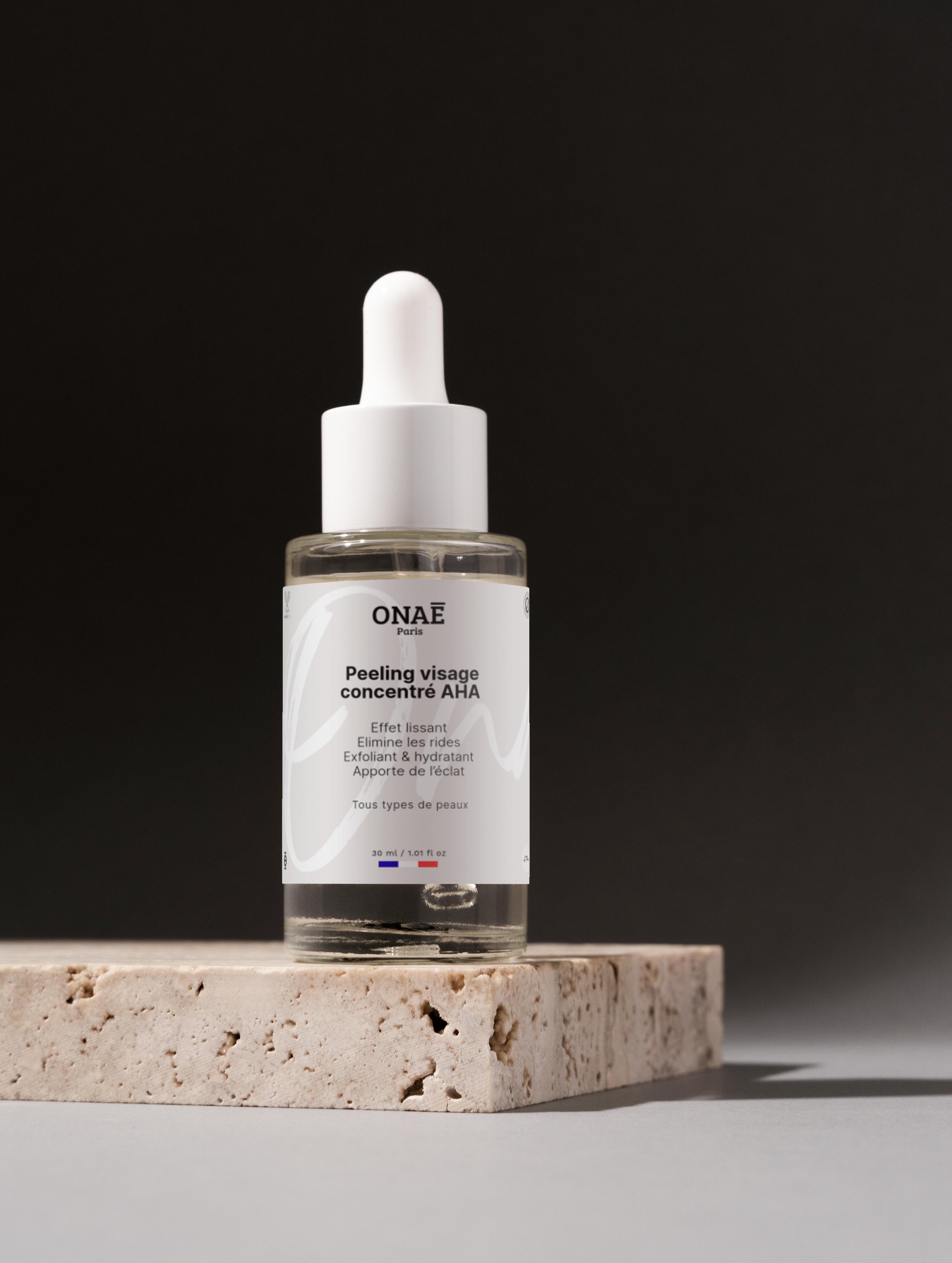 Peeling pour le visage concentré en AHA Onaé paris tous types de peaux - ambiance luxe