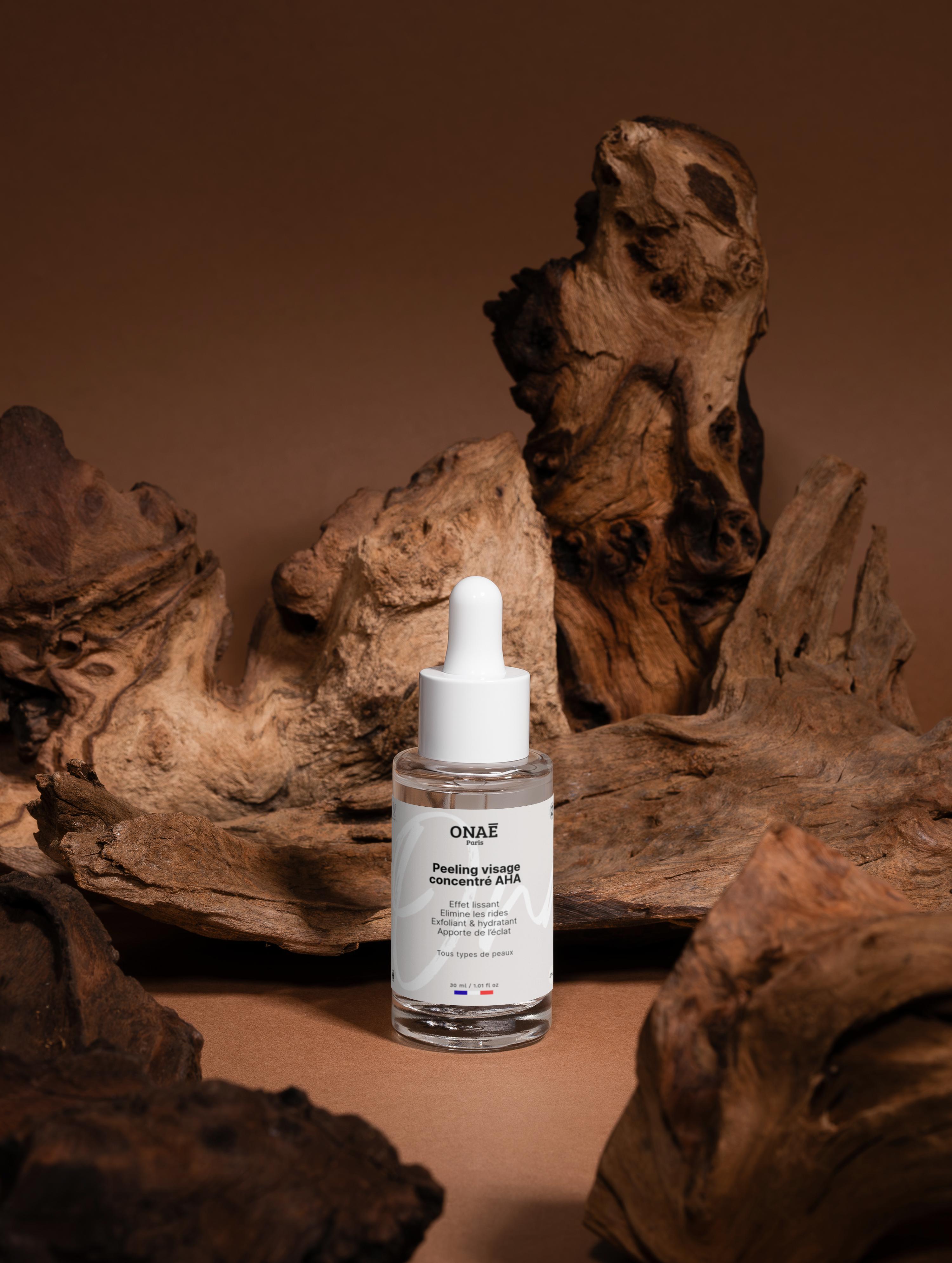 Peeling pour le visage concentré en AHA Onaé paris tous types de peaux - ambiance rochers