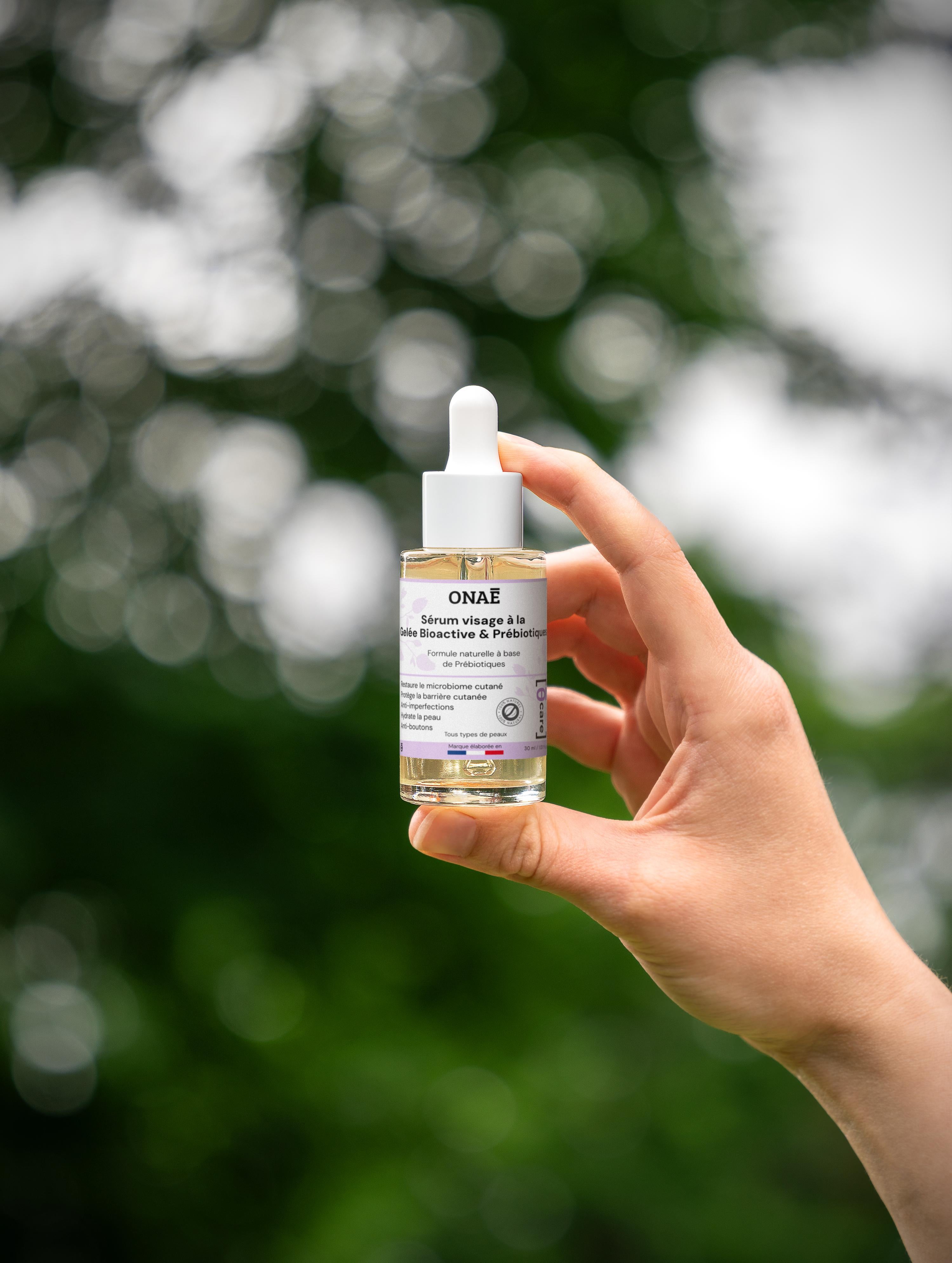 Sérum pour le visage à la gelée bioactive et aux prébiotiques Onaé Paris - flacon vue naturelle