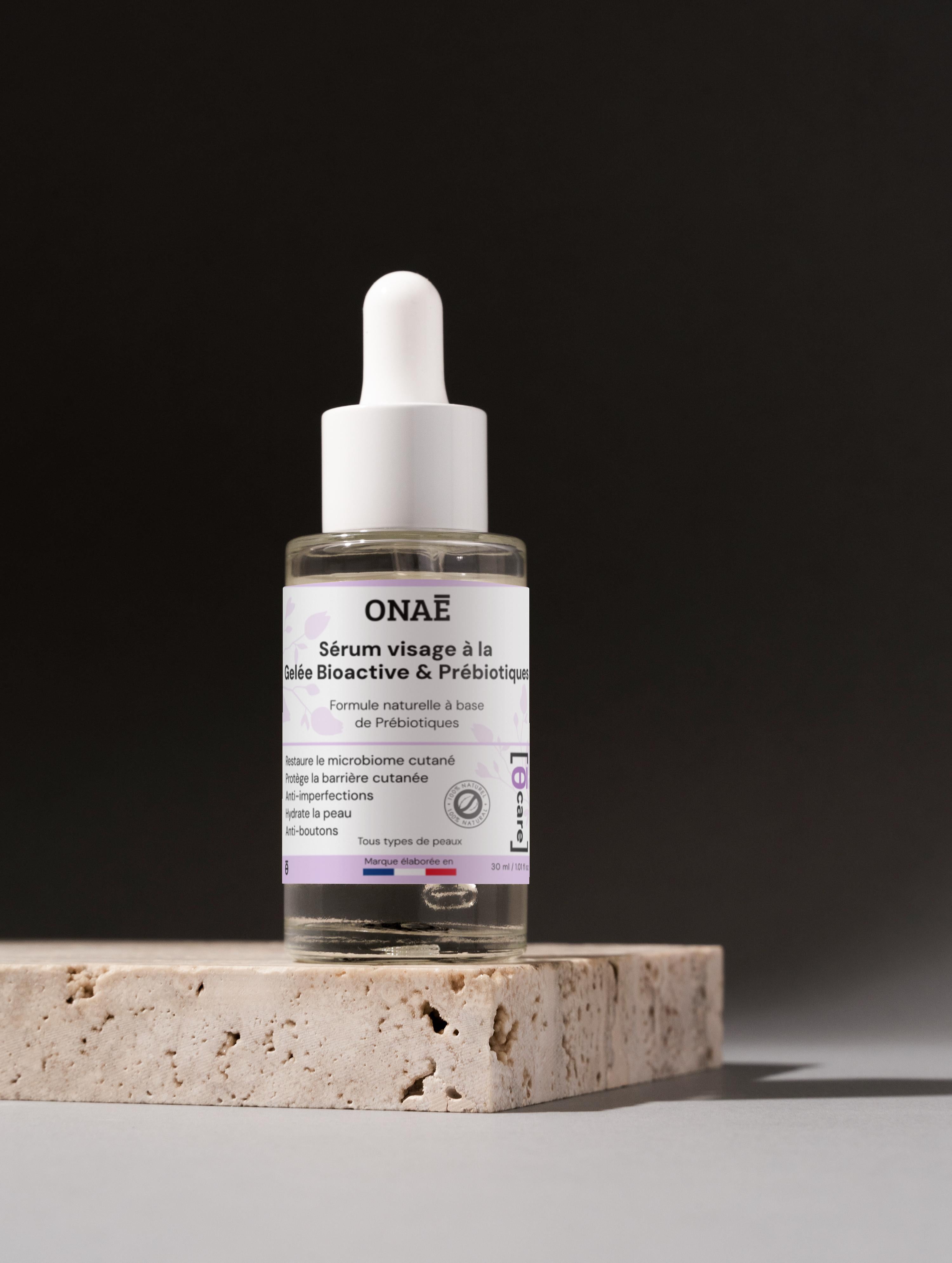 Sérum pour le visage à la gelée bioactive et aux prébiotiques Onaé Paris - flacon ambiance publicitaire