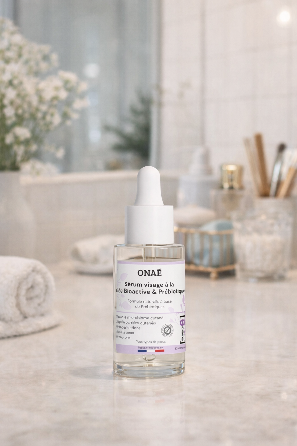 Sérum pour le visage à la gelée bioactive et aux prébiotiques Onaé Paris - flacon vue dans salle de bains