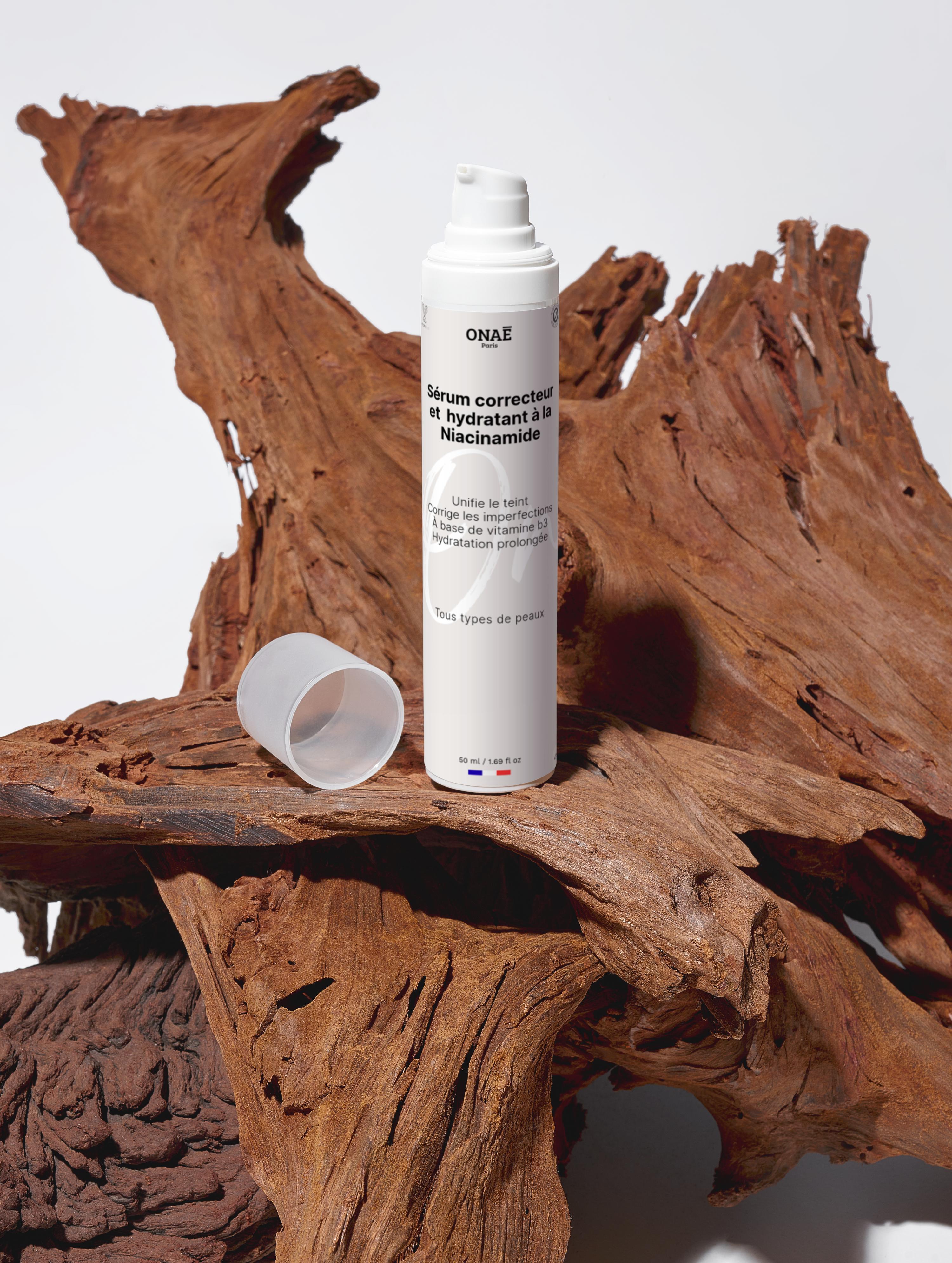 Sérum pour le visage correcteur et hydratant à la Niacinamide Onaé paris tous types de peaux - ambiance bois