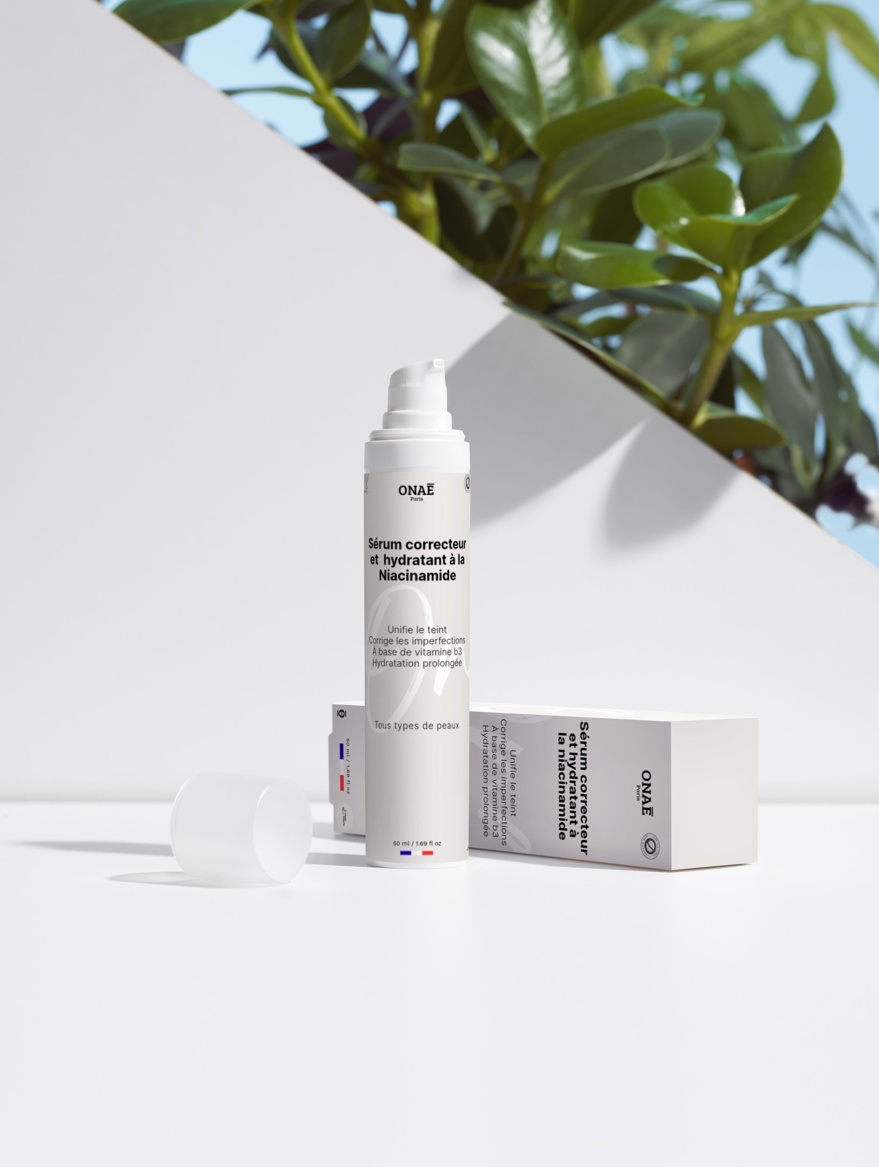 Sérum pour le visage correcteur et hydratant à la Niacinamide Onaé paris tous types de peaux - ambiance lifestyle