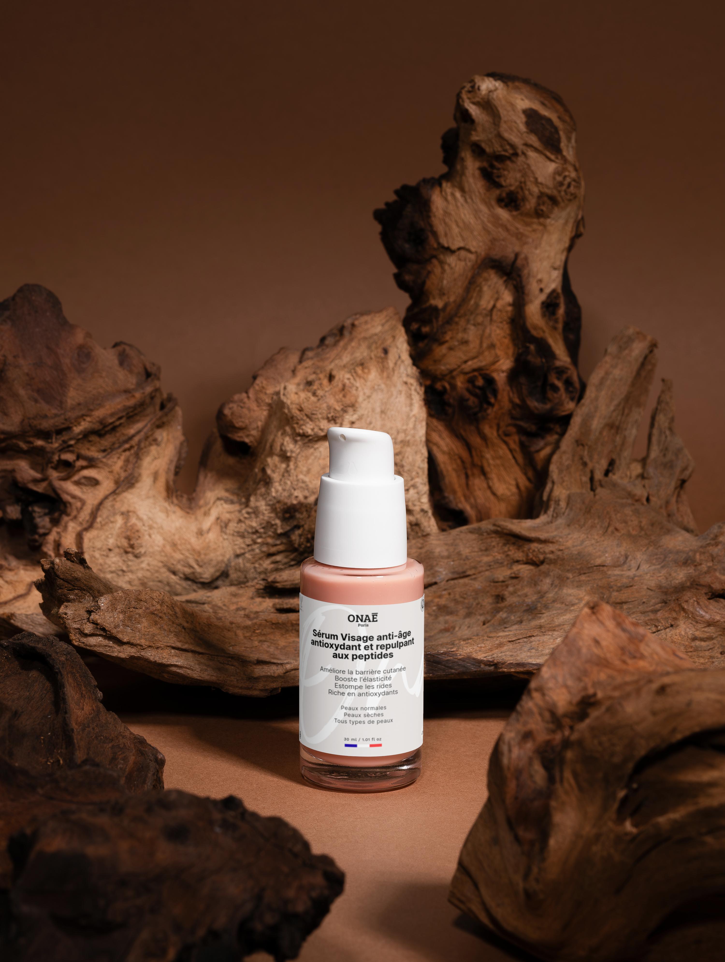 Sérum pour le visage anti-âge antioxydant et repulpant aux peptides Onaé paris tous types de peaux - ambiance naturelle