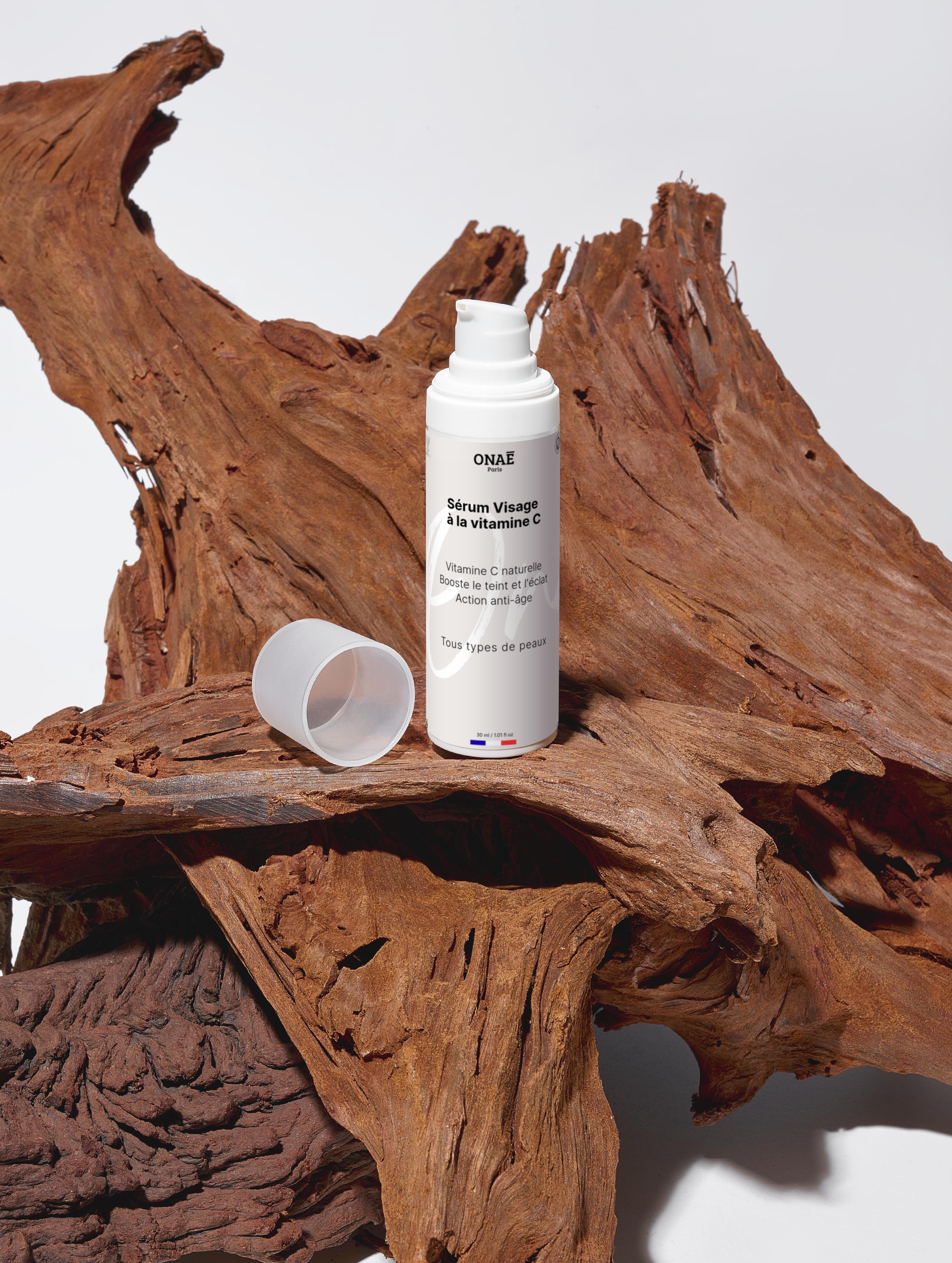 Sérum pour le visage anti-âge à la vitamine C Onaé paris tous types de peaux - ambiance bois