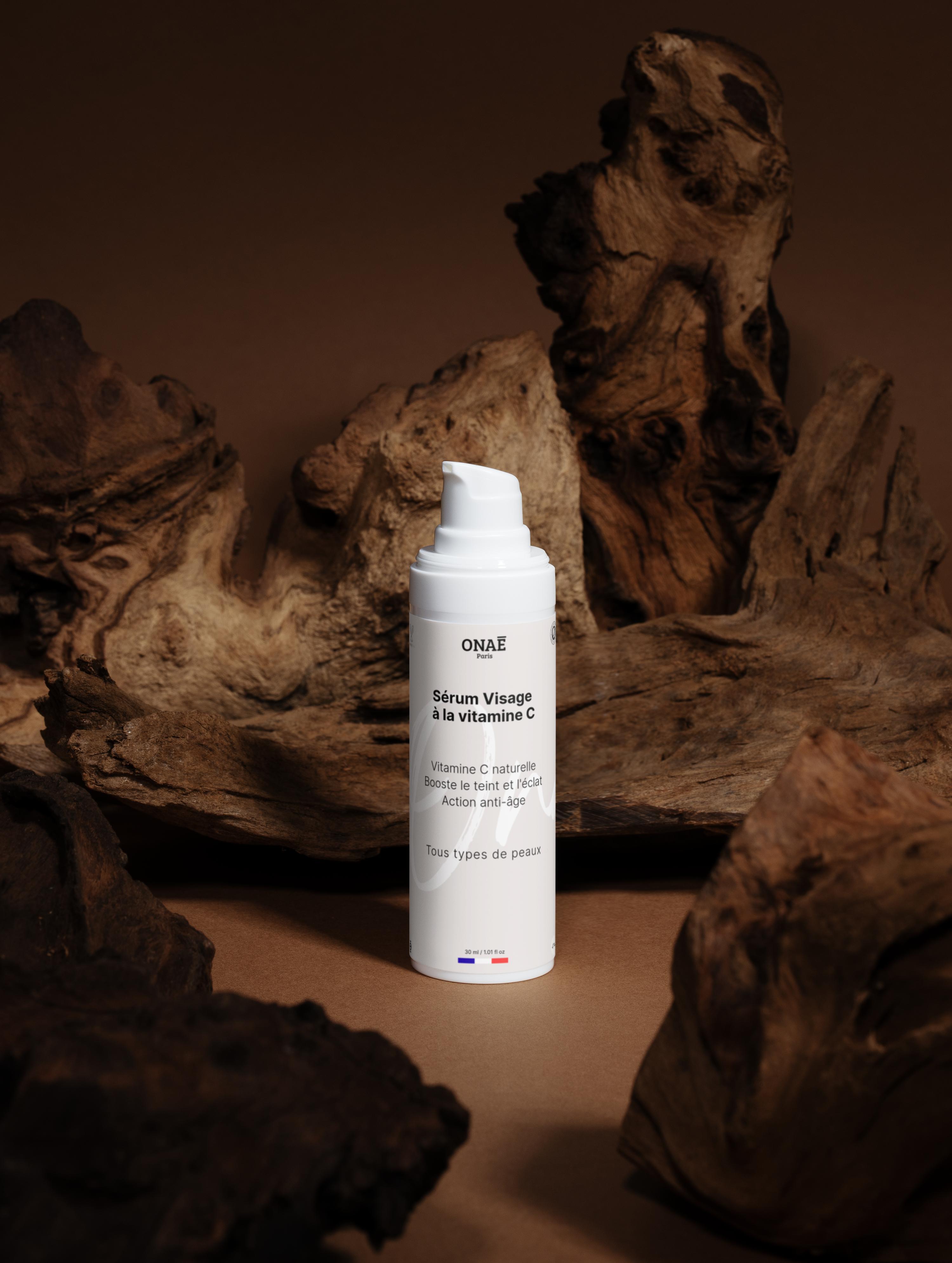 Sérum pour le visage anti-âge à la vitamine C Onaé paris tous types de peaux - ambiance boisée