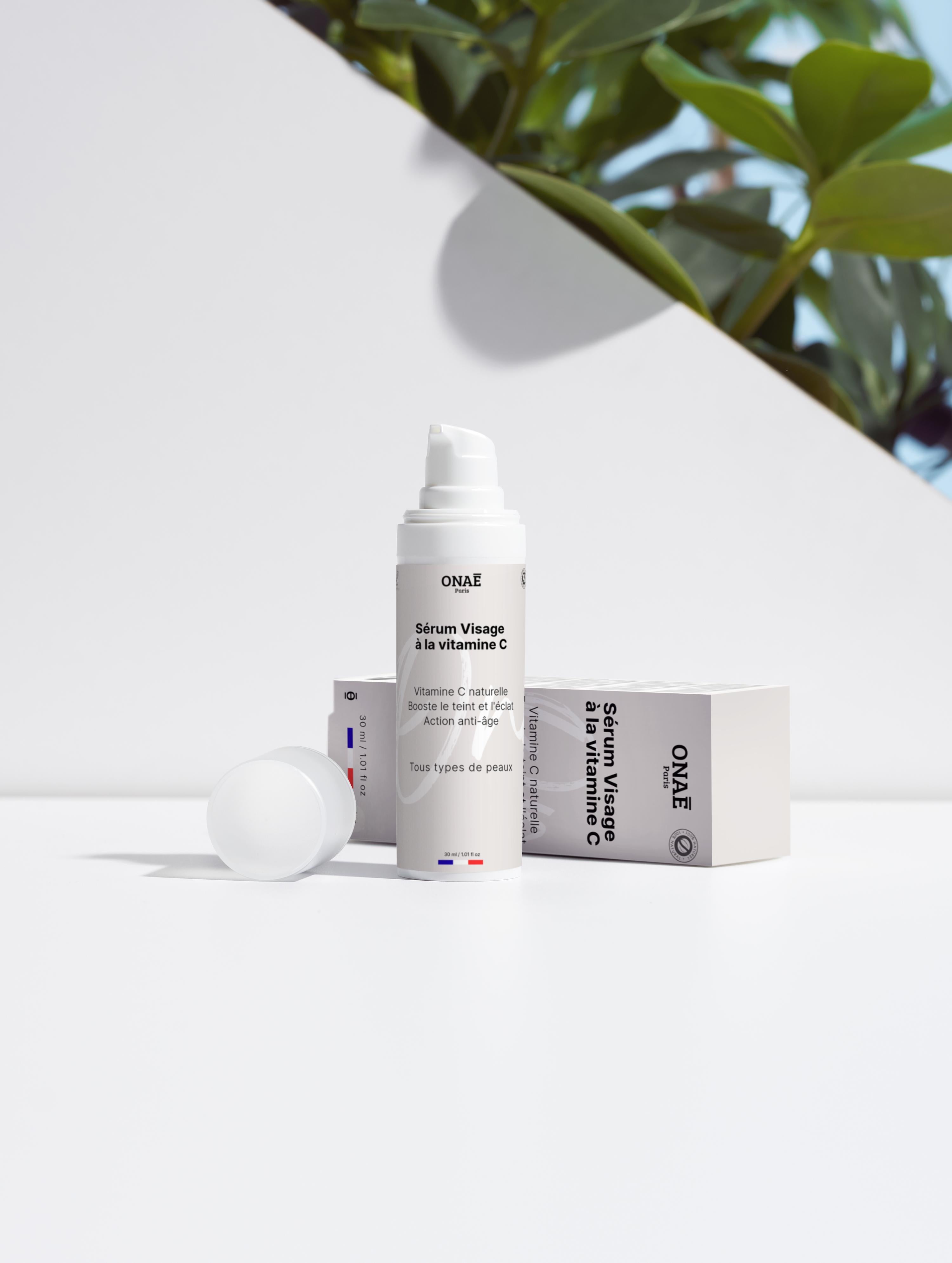 Sérum pour le visage anti-âge à la vitamine C Onaé paris tous types de peaux - ambiance lifestyle