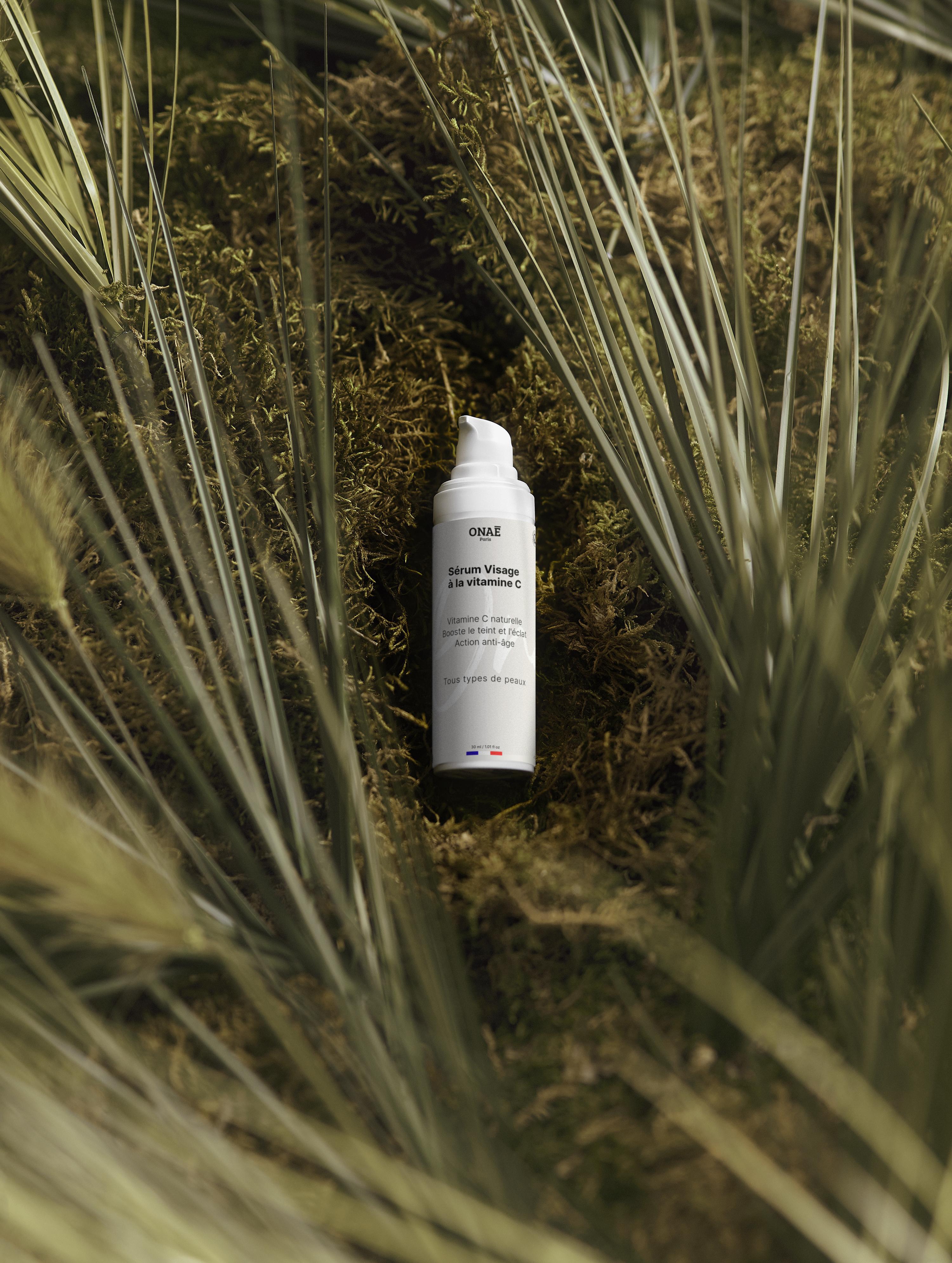 Sérum pour le visage anti-âge à la vitamine C Onaé paris tous types de peaux - ambiance naturelle