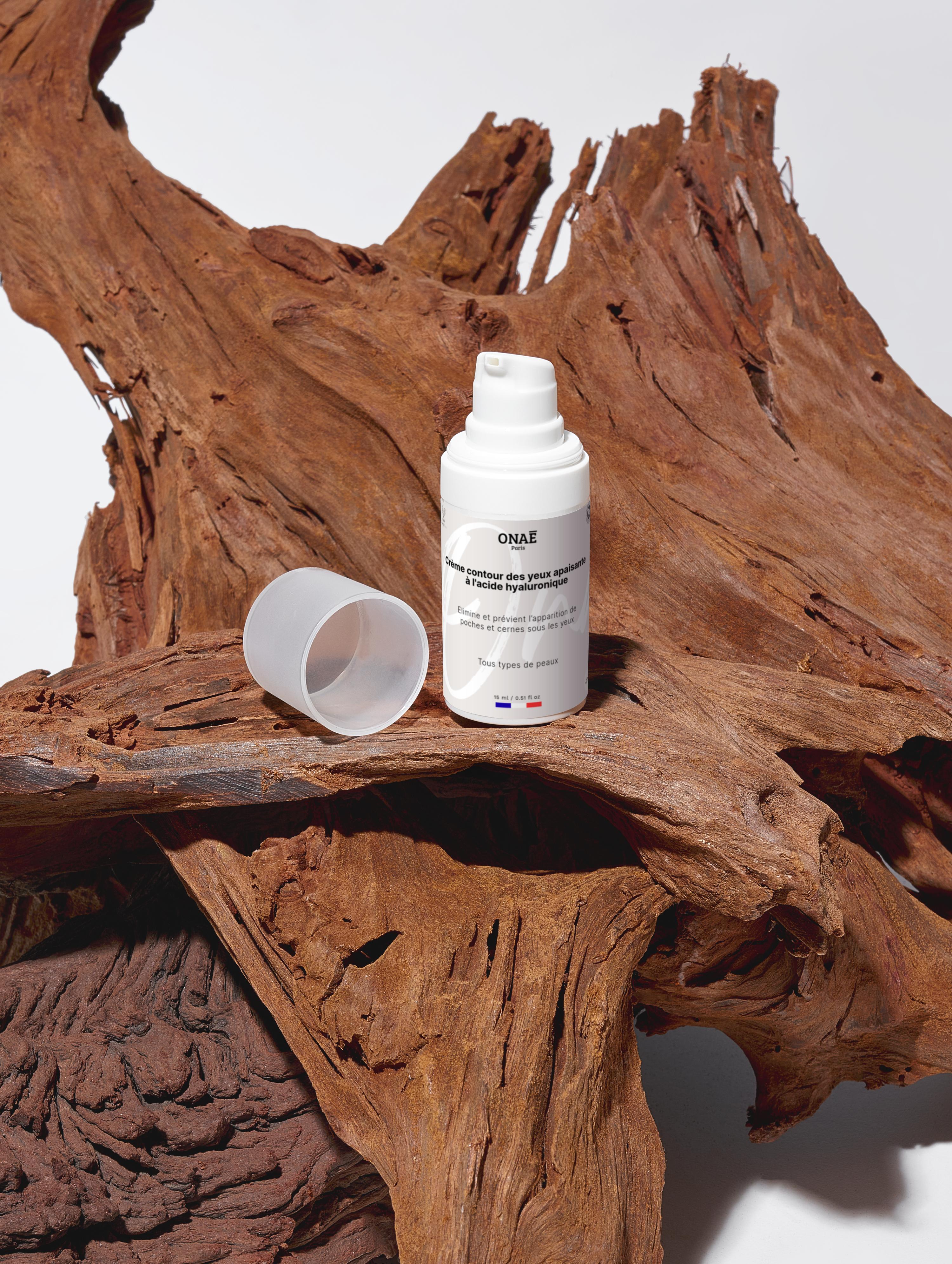 Crème pour le contour des yeux apaisante à l'acide hyaluronique Onaé paris tous types de peaux - ambiance bois