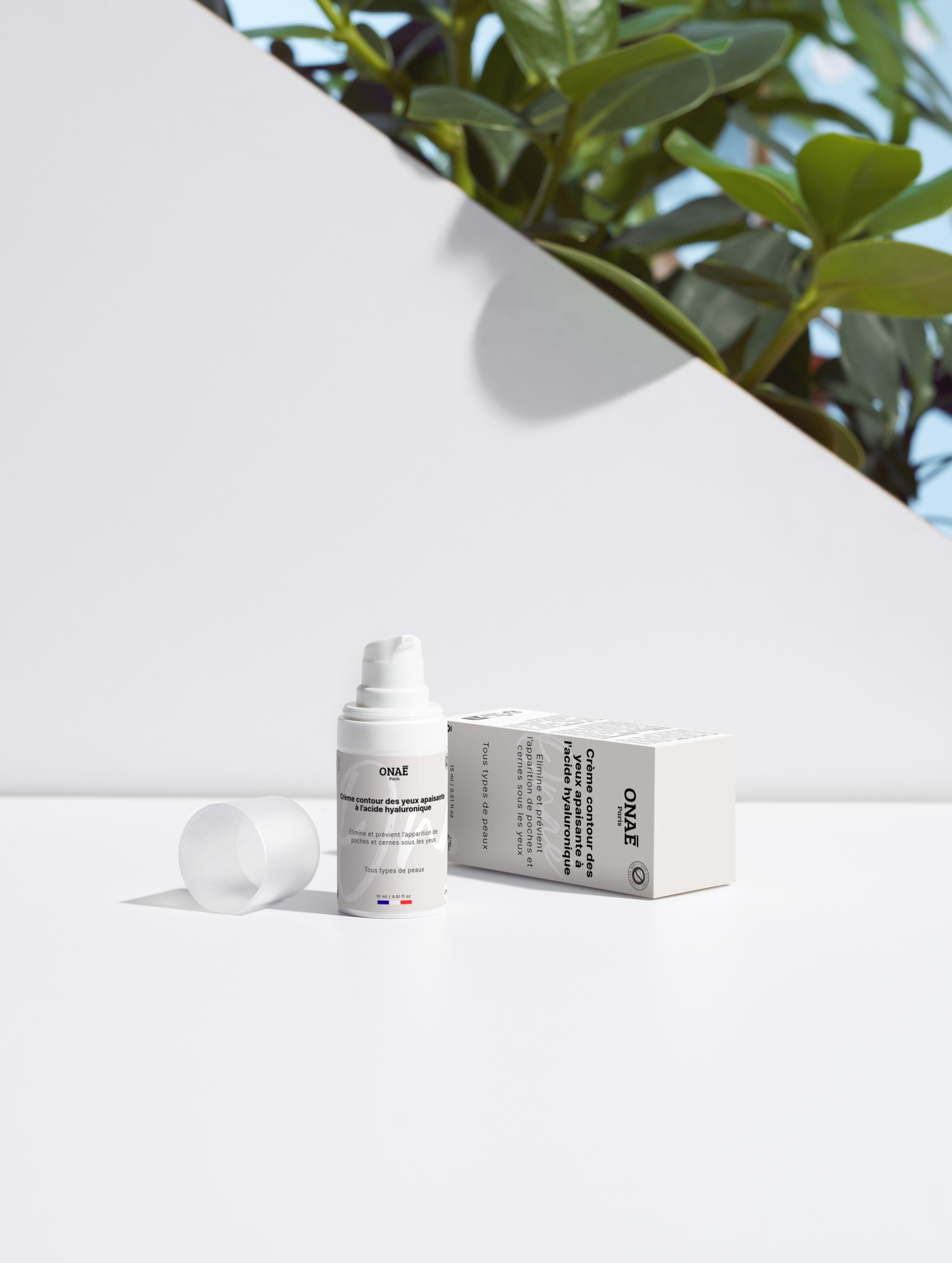 Crème pour le contour des yeux apaisante à l'acide hyaluronique Onaé paris tous types de peaux - ambiance lifestyle