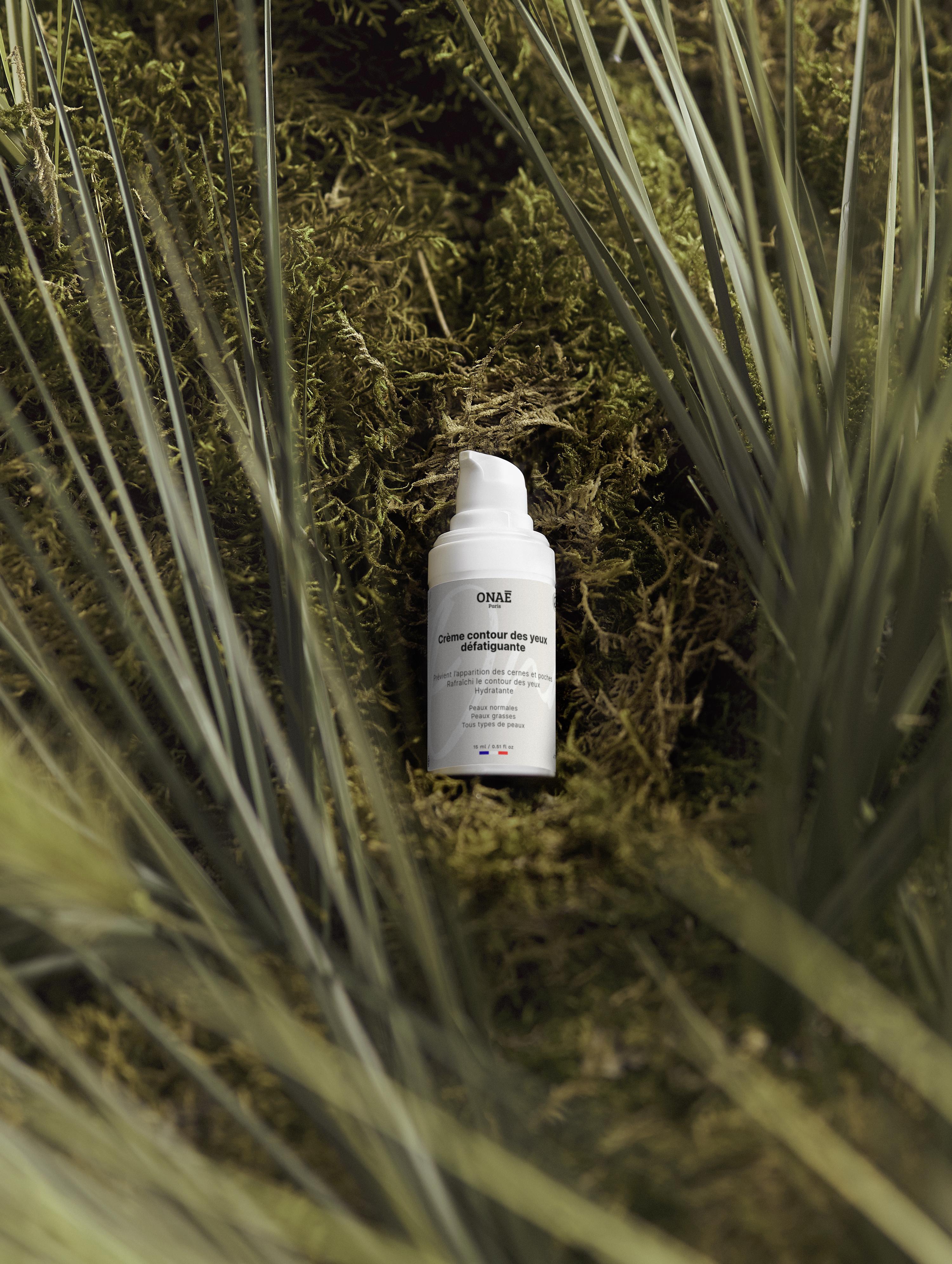 Crème pour le contour des yeux défatiguante Onaé paris tous types de peaux - ambiance naturelle